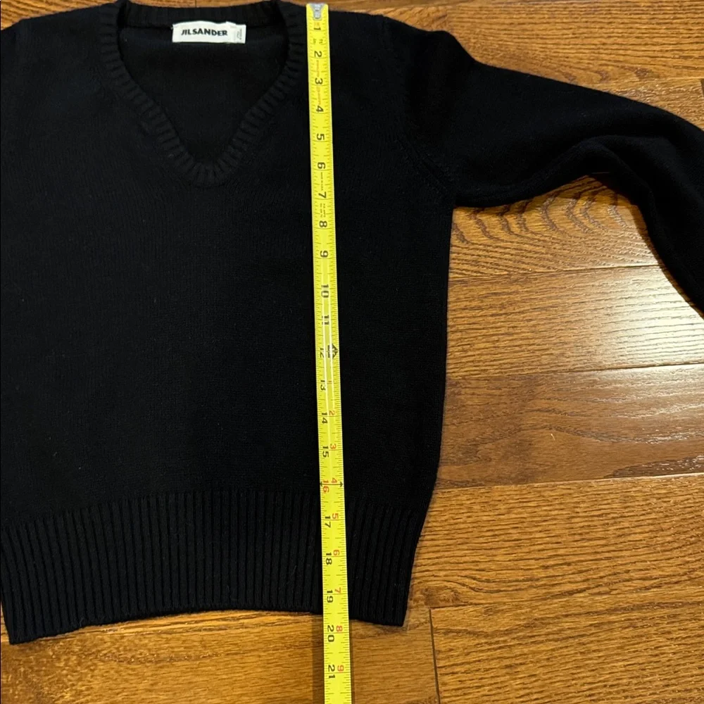 Jil Sander Elegant Black V-Neck Sweater - Picture 7 of 9